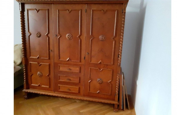3 ajtós mezőberényi koloniál jó állapotban van