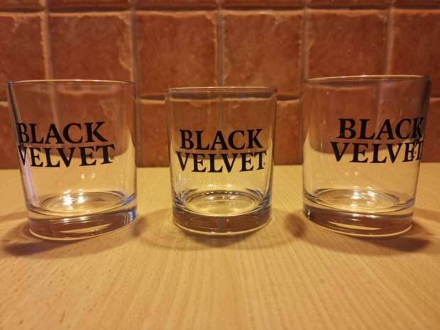 3 db Black Velvet whiskey-s pohr