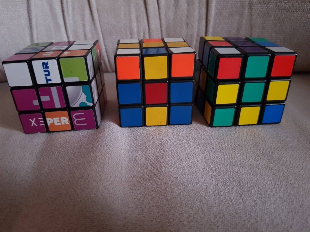 3 db rgebbi Rubik kocka