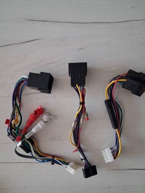 3 db �jj aut� r�di�-bek�t�-�talakit�!