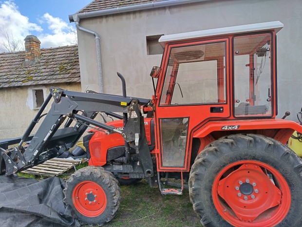 3 éves kubota traktor ( kistraktor) eladó cserélhető autó traktor