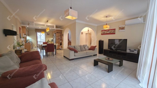 3 gener�ci�nak is alkalmas csal�di h�z napelemmel, dupla gar�zzsal