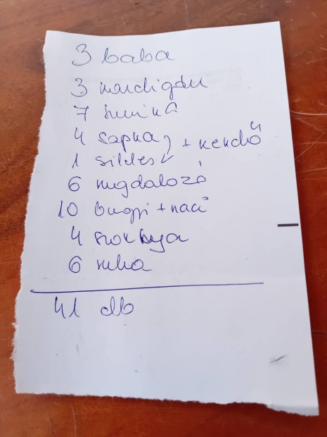 3 játékbaba, sok ruhával.