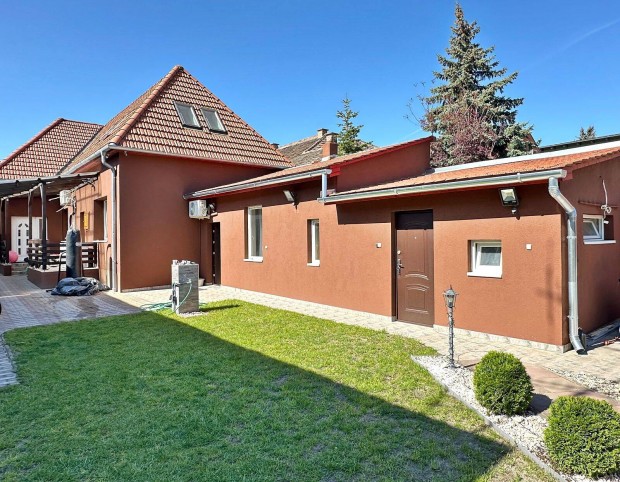 3 ker Czetz Jnos utcban 258 m2 7+1 szobs feljtott hz elad