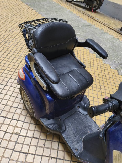 3 kerek elektromos robog.