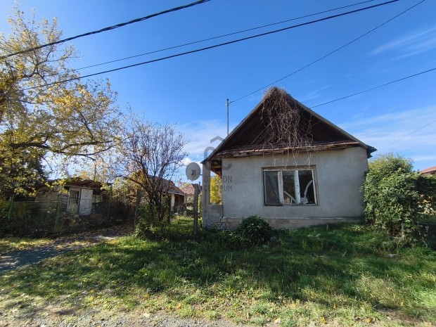 3 k�l�n bej�rattal rendelkez� lakr�szes h�z Domoszl�n!