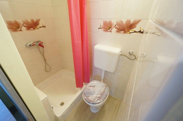 3 lak�sos csal�di h�z hatalmas terasszal , csendes utc�ban