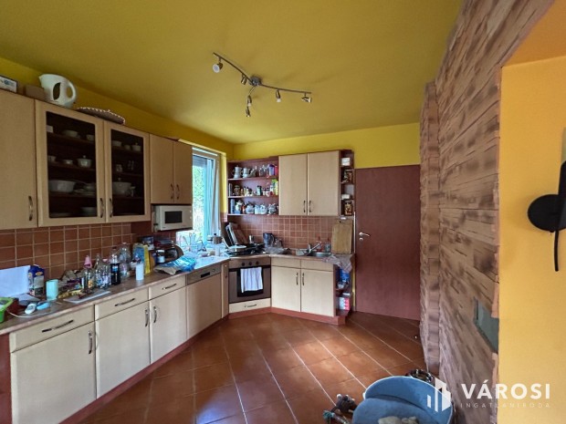 3 szintes csal�di h�z Salg�tarj�n egyik legjobb hely�n elad�