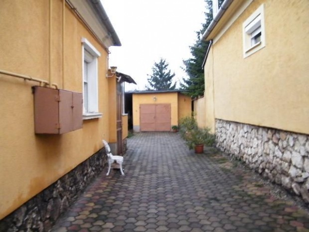 3 szoba + nappalis lak�h�z - P�pa