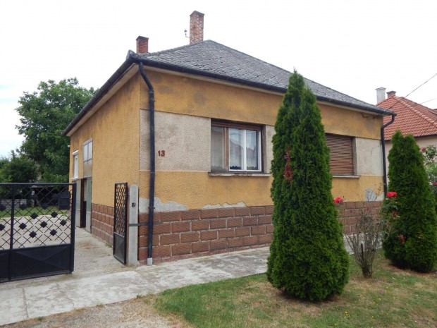 3 szobás, belvárosközeli családi ház, Kapuváron eladó