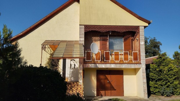 3 szob�s, szinteltol�sos, gar�zsos csal�di h�z elad� Nagycs�csen!