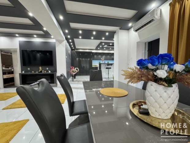 3 szob�s, teljesen fel�j�tott csal�di h�z elad� H�dmez�v�s�rhelyen!