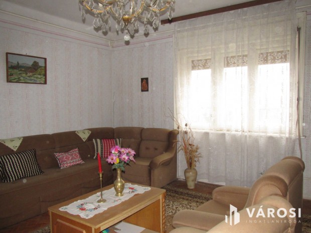 3 szob�s csal�di h�z, gazdas�gi �p�letekkel.