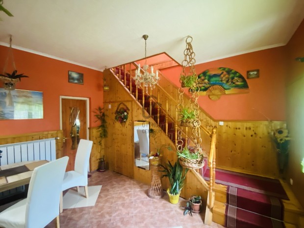 3 szob�s csal�di h�z a Di�sgy�ri V�r k�zel�ben elad�!