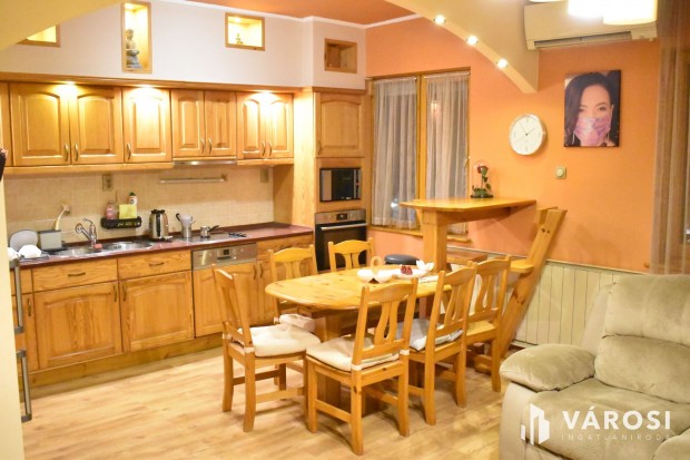 3 szob�s fel�j�tott lak�s egyedi panor�m�val a k�zpontban!