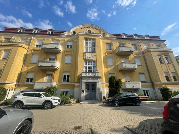 3 szob�s lak�s az �rp�d-h�zban saj�t aut�be�ll�val elad�!