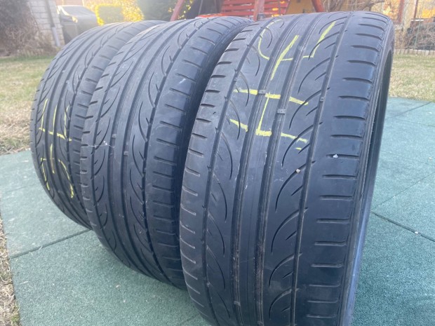 3db Hankook V12, nyri gumi, 225/40 R18, 4mm