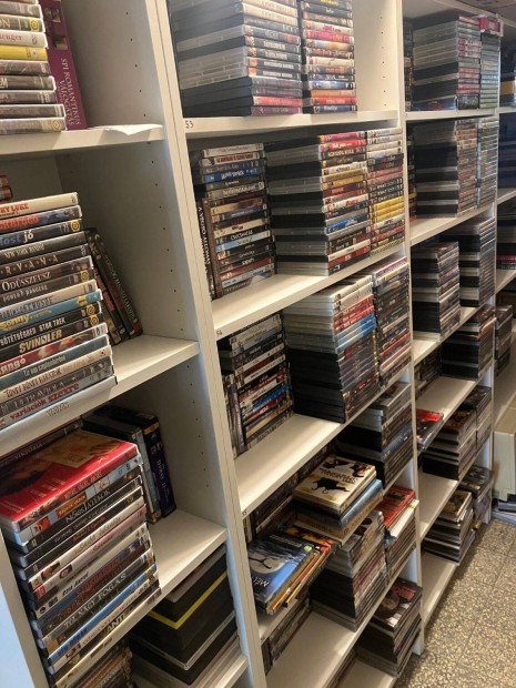 4000 db DVD , Blu-Rayek , CD-k , bakelit-ek , 8000 db könyv eladó