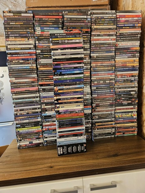 400 darab zenei DVD-k. Rengeteg csemege van kztk 