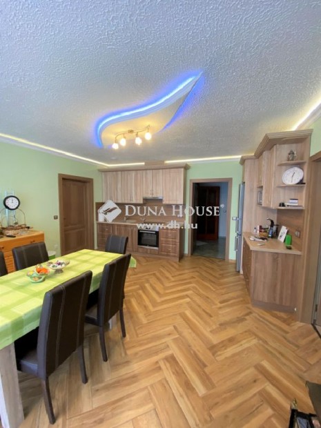 400 nm-es h�z elad� Balatonalm�di