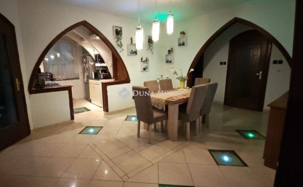 402 nm-es h�z elad� Kecskem�t