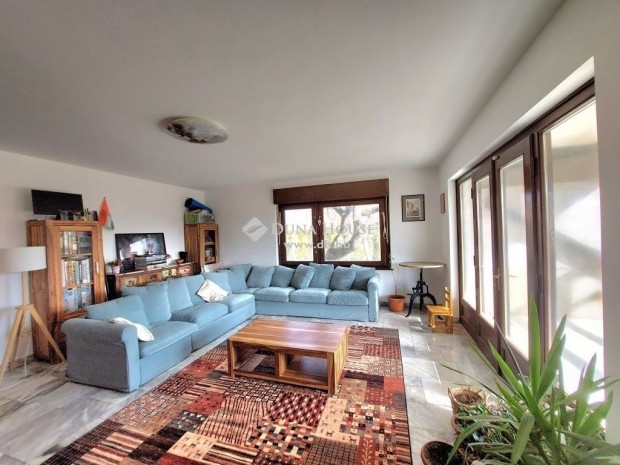 425 nm-es h�z elad� Sz�kesfeh�rv�r