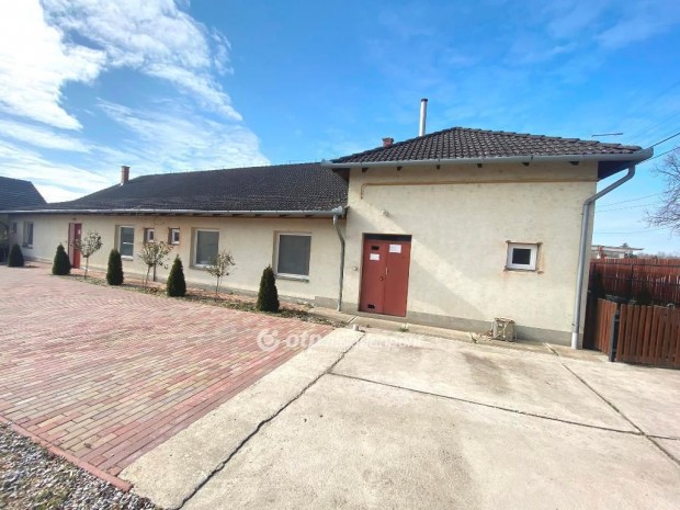 426 nm-es h�z elad� Tiszaf�red