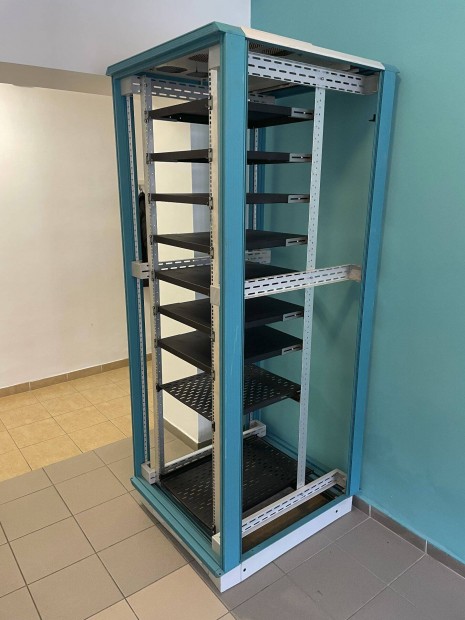 42U szerver / Rack szekrny, 9 rack polccal j llapotban