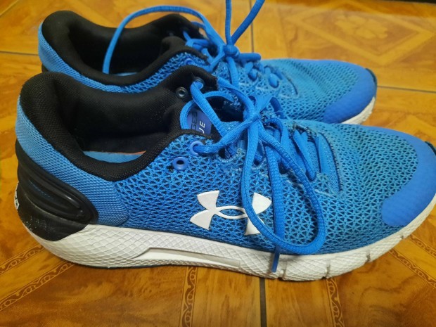 42-es Under Armour cip megkmlt llapotban Charged Rouge