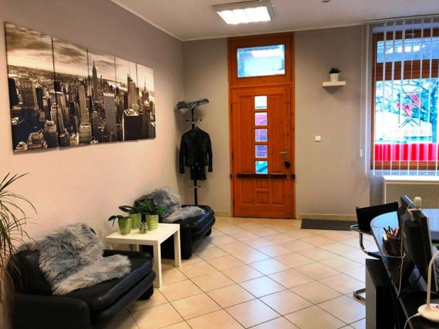 42 m2 f�ldszinti �n�ll� �zlet/iroda