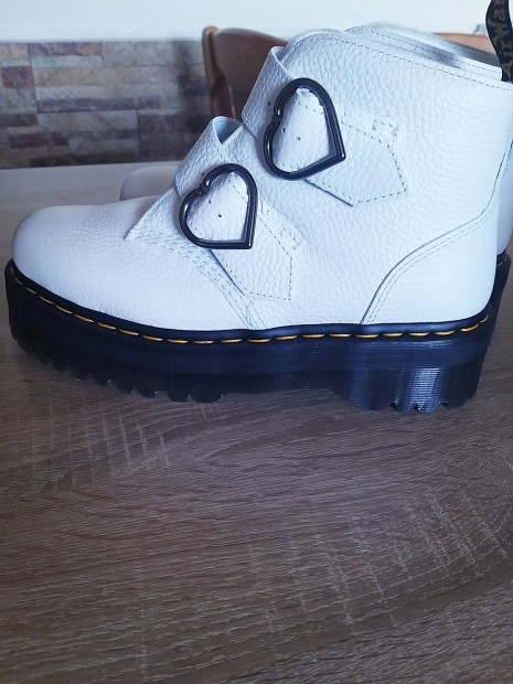 42es j Dr Martens bakancs elad 