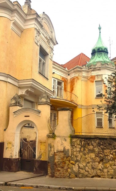 430 m2 belvárosi épület 500 m2 telken Pécs Széchenyi Térnél