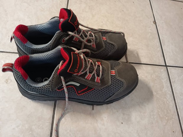 43-as férfi munkavédelmi cipő 