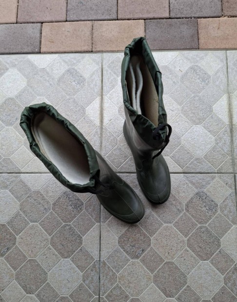 43-as z�ld kivehet� textilbet�tes csizma