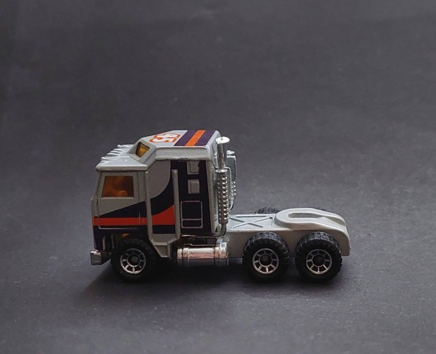 43 ves Kenworth Matchbox kocsi aut jrm