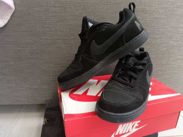 44-es Nike Court cip fekete sznben elad