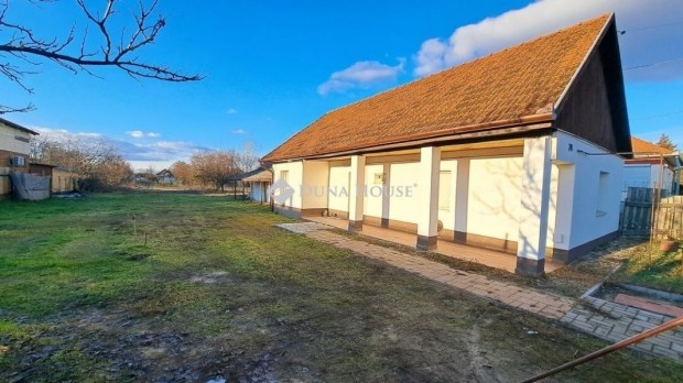 44 nm-es h�z elad� T�pi�szentm�rton