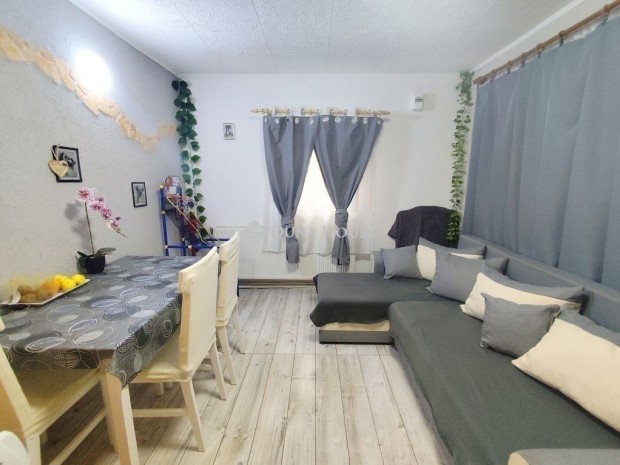 44 nm-es h�z elad� Vecs�s