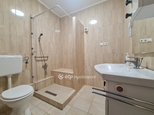 44 nm-es lak�s elad� Hajd�szoboszl�