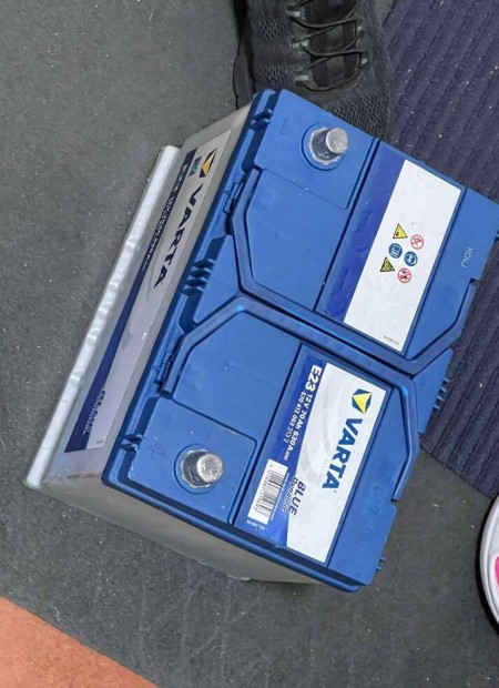 45e helyett: autó akkumulátor Varta E24 Blue Dynamic 70Ah EN 630A bal+