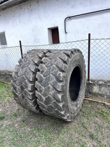 460/70R24-es rakog�g�p gumi p�rban elad�