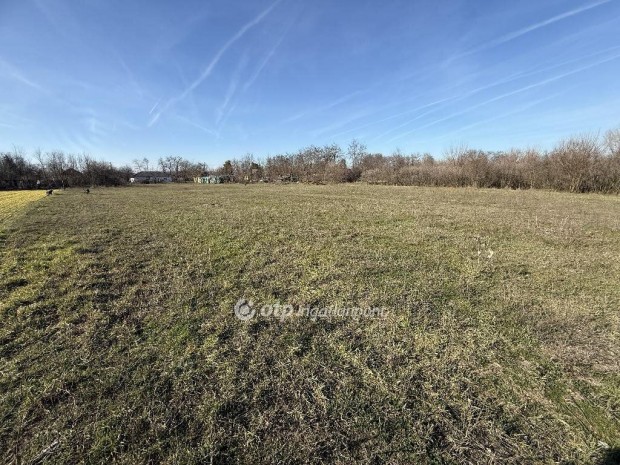 4678 nm-es telek elad� Tiszak�cske