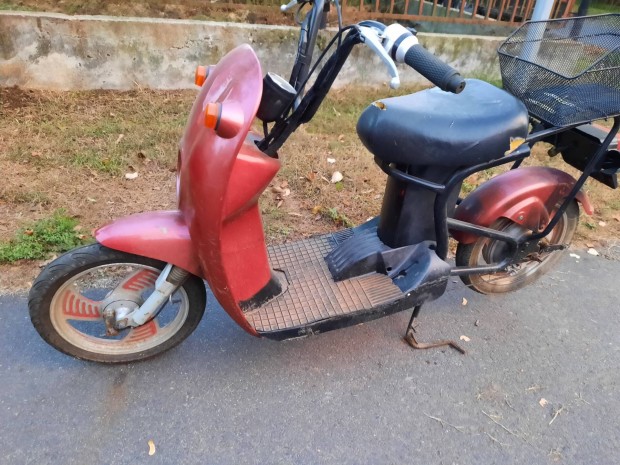 48v elektromos j�rm� akkumul�torral t�lt�vel elad�.