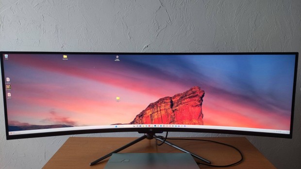 49"-os 32:9 képarányú Monitor