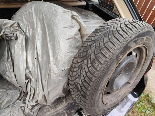 4DB Téli gumi felnin 195/65 R 15 keveset futott mély futó felületettel