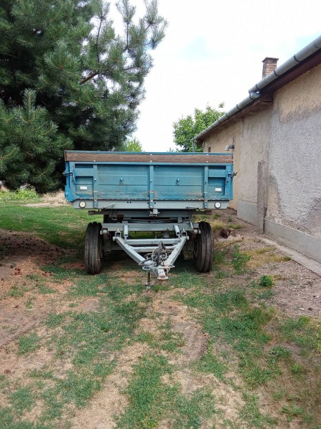 4,5 tonns ptkocsi elad 