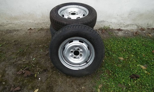 4 (+ 1) db Hankook 175 70 R13 téli gumi lemezfelnin