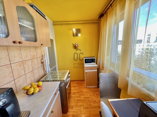 4. emelti panel a Kazinczy t�ren