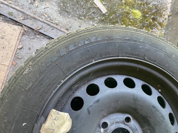 4 aclfelni, gumikkal (Firestone Winterhawk 195/65 R15 91T) ET35