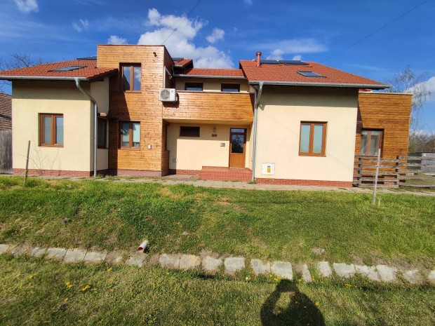 4 apartmanból álló családi ház Sándorfalván eladó!